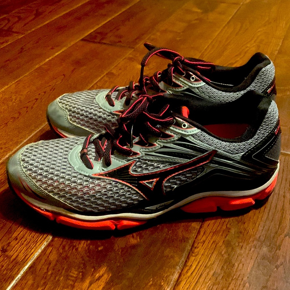Mizuno Wave Enigma 6 - Women’s Size 9